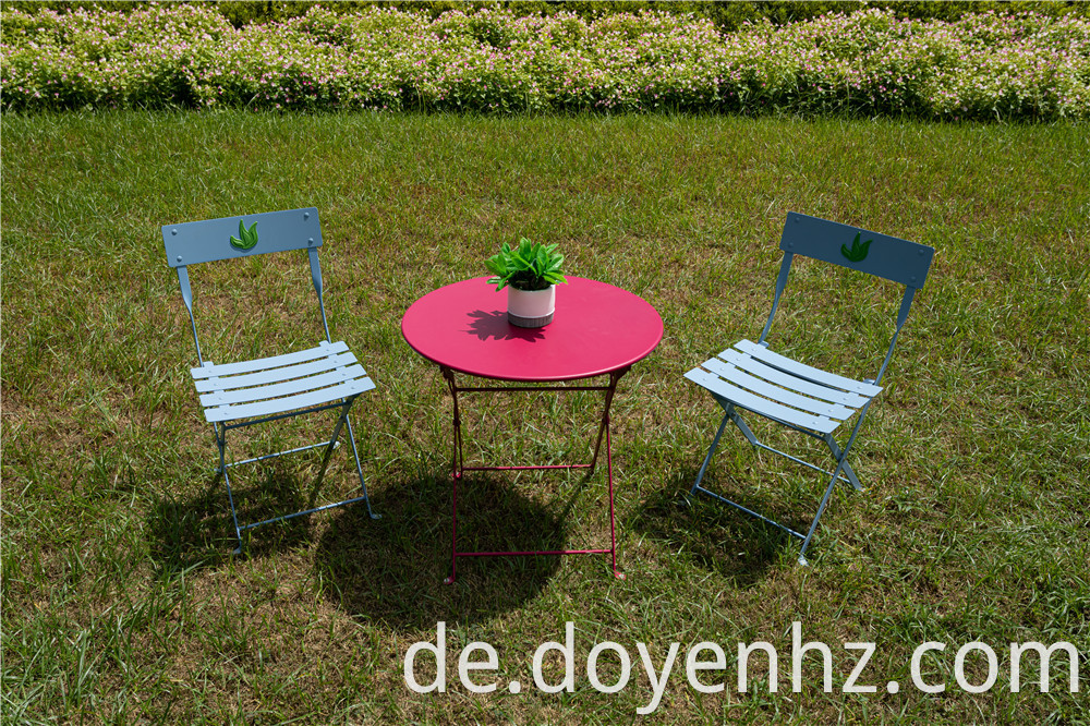 Outdoor Kids Set Round Table and Slat Chairs